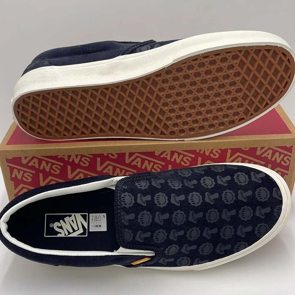 Vans Men’s Classic Slip-On
Trippy Cord Dark Navy
VN0A7Q5DDNV Sneakers - Picture 3 of 16